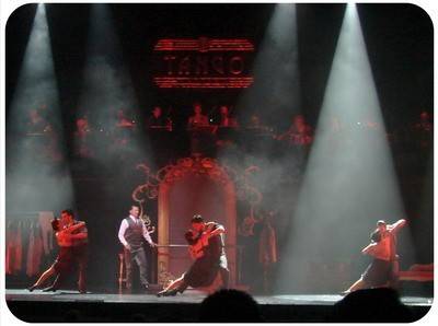 O amplo palco de um dos melhores shows de Tango de Buenos Aires